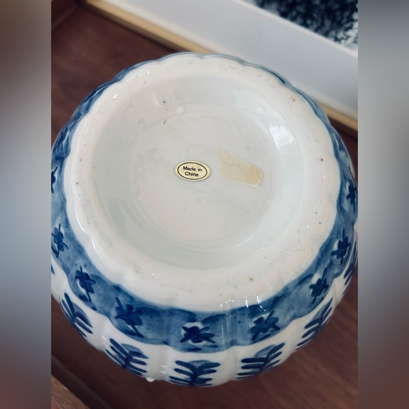 Vintage Porcelain Blue and White Round Melon Ginger Jar with Lid | Chinoiserie - Picture 5 of 5